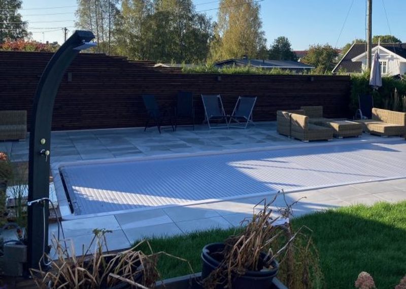 Monaco 1000 glassfiberbasseng med benk/beach-sone