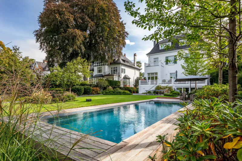 XL Lounger 115 – Stort eksklusivt basseng med romslig loungesone