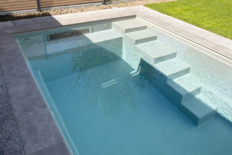 Classic 63 – glassfiberbasseng med rene linjer