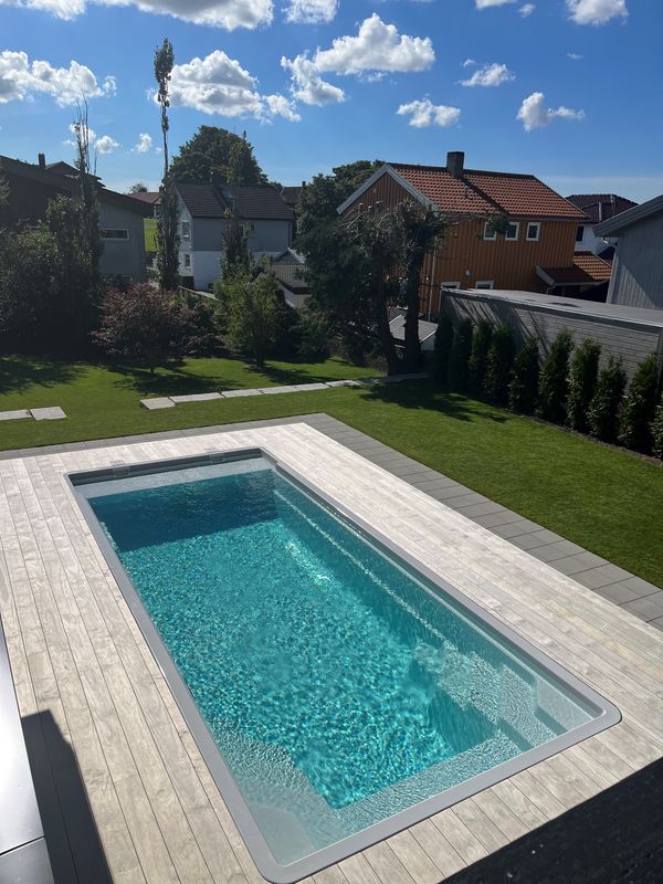 Monaco 1000 glassfiberbasseng med benk/beach-sone