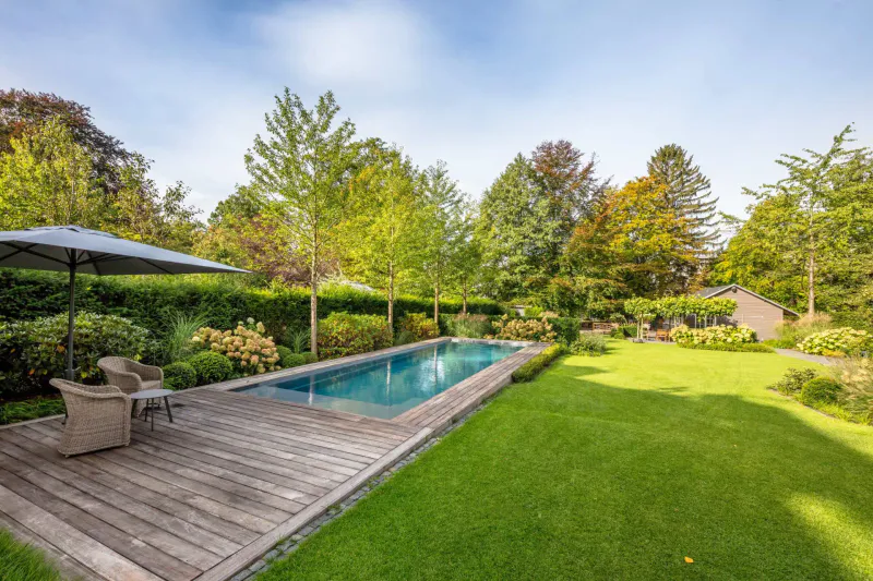 XL Lounger 115 – Stort eksklusivt basseng med romslig loungesone